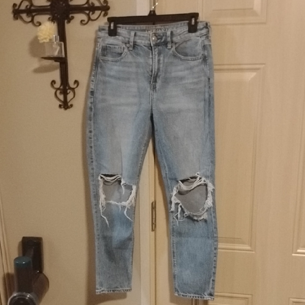American Eagle Light Wash Strigid Hi-Rise Distressed Mom Jean 4 Short